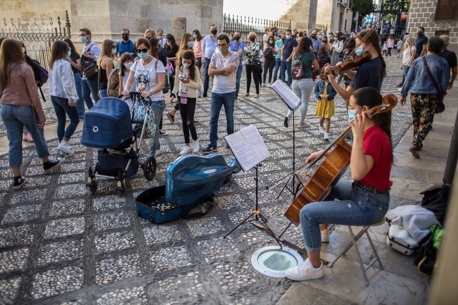 Turistas y vecinos de la capital disfrutan del inicio de los días festivos en el centro de la ciudad