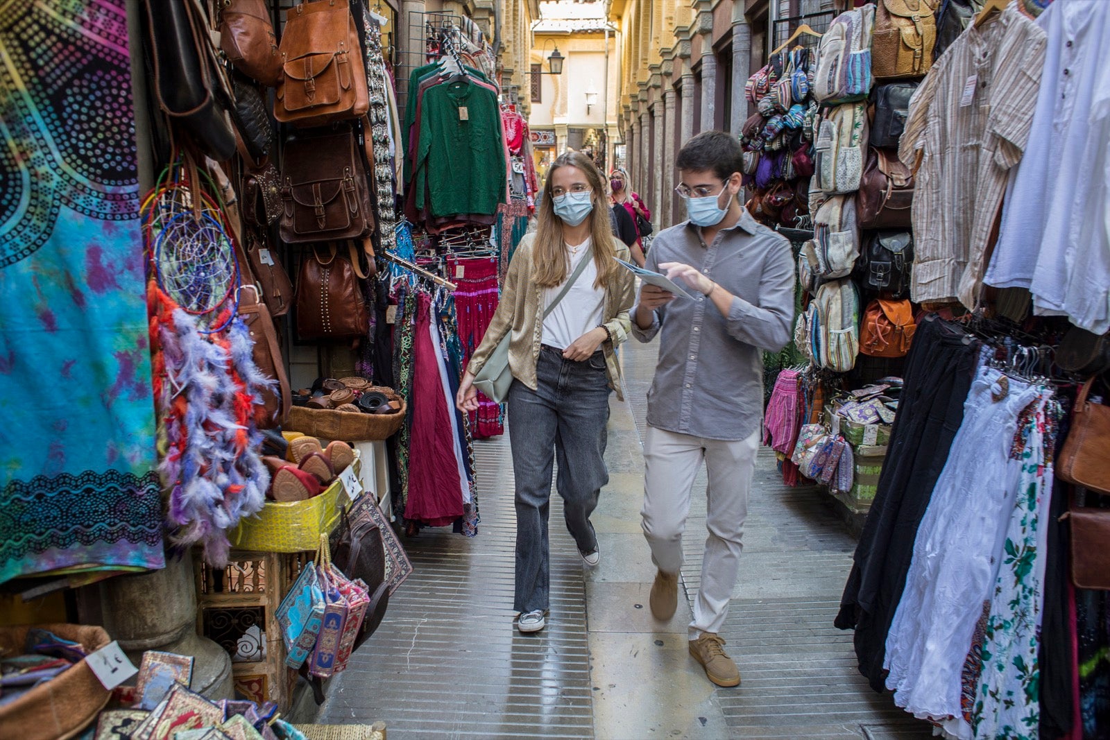 Turistas y vecinos de la capital disfrutan del inicio de los días festivos en el centro de la ciudad