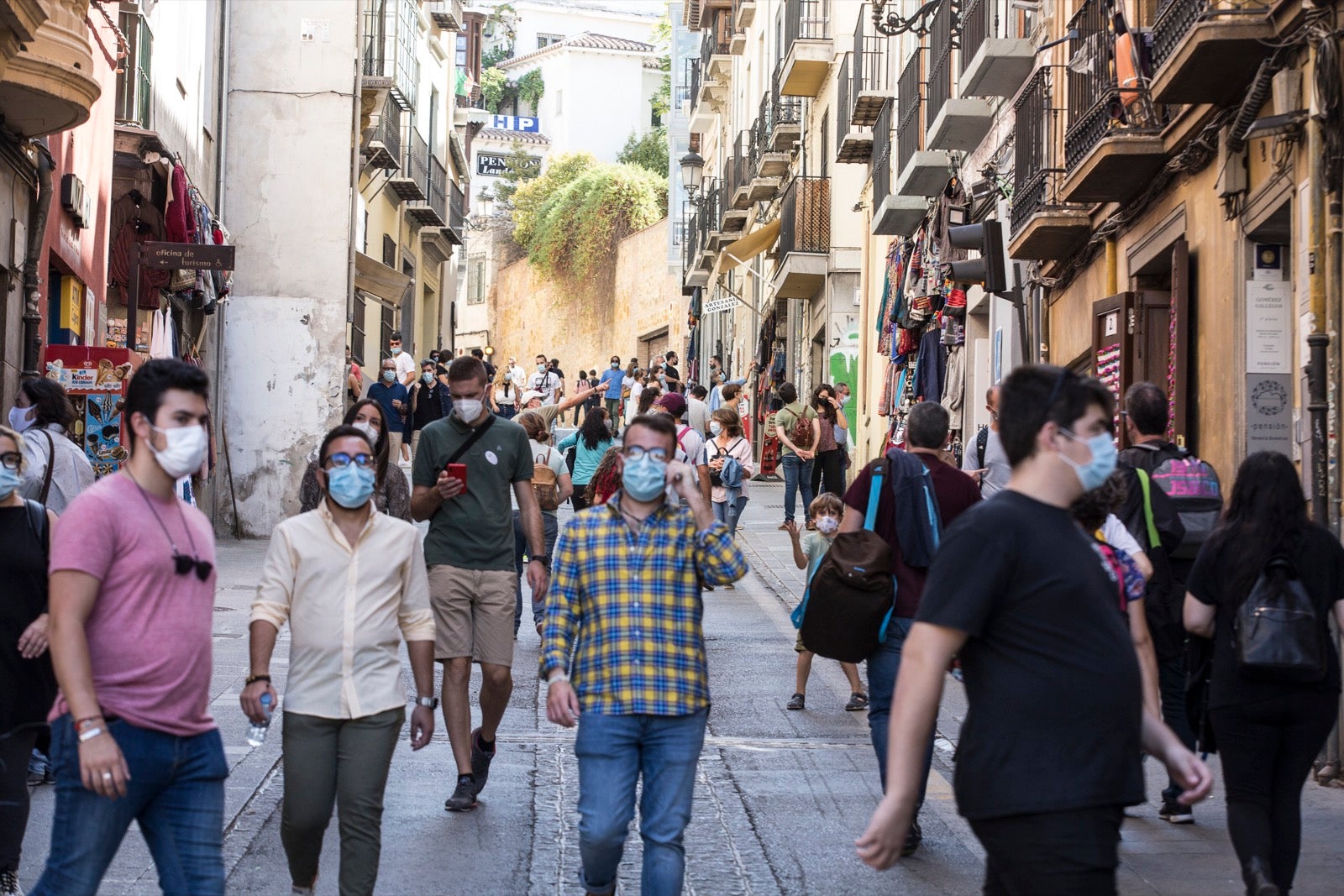 Turistas y vecinos de la capital disfrutan del inicio de los días festivos en el centro de la ciudad