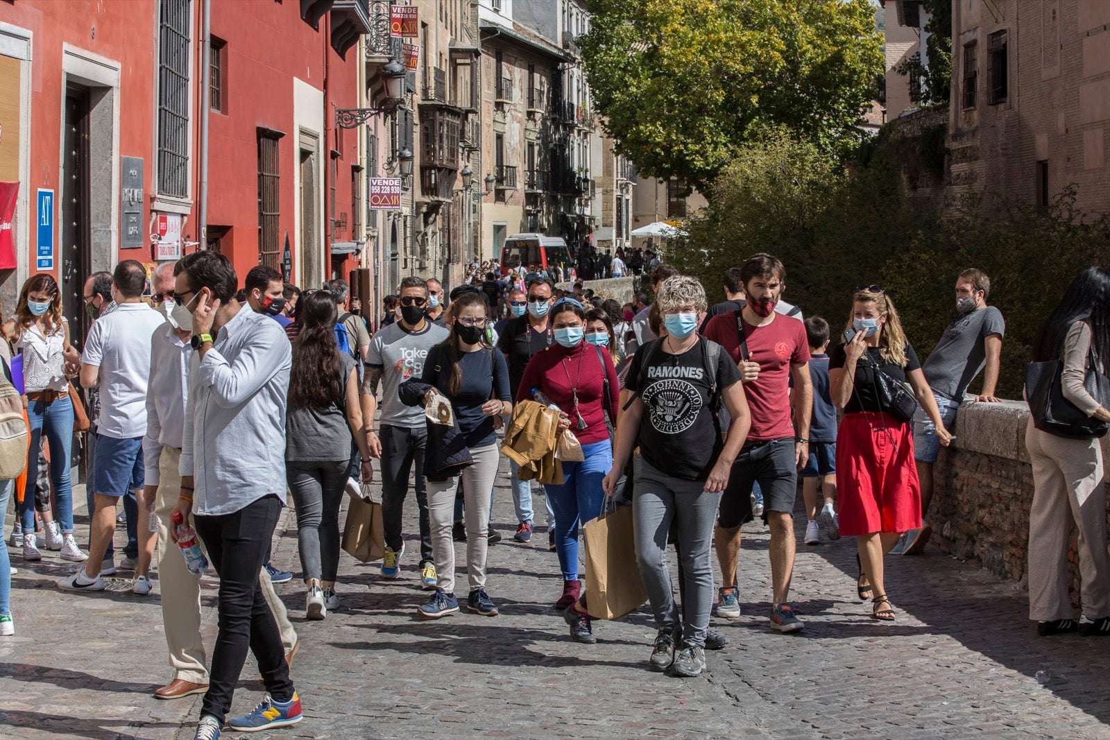 Turistas y vecinos de la capital disfrutan del inicio de los días festivos en el centro de la ciudad