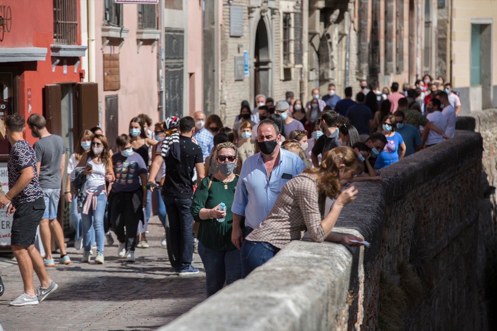 Turistas y vecinos de la capital disfrutan del inicio de los días festivos en el centro de la ciudad