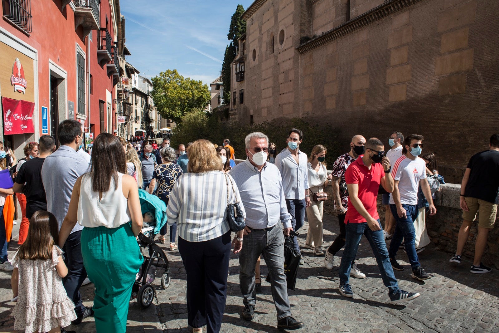 Turistas y vecinos de la capital disfrutan del inicio de los días festivos en el centro de la ciudad