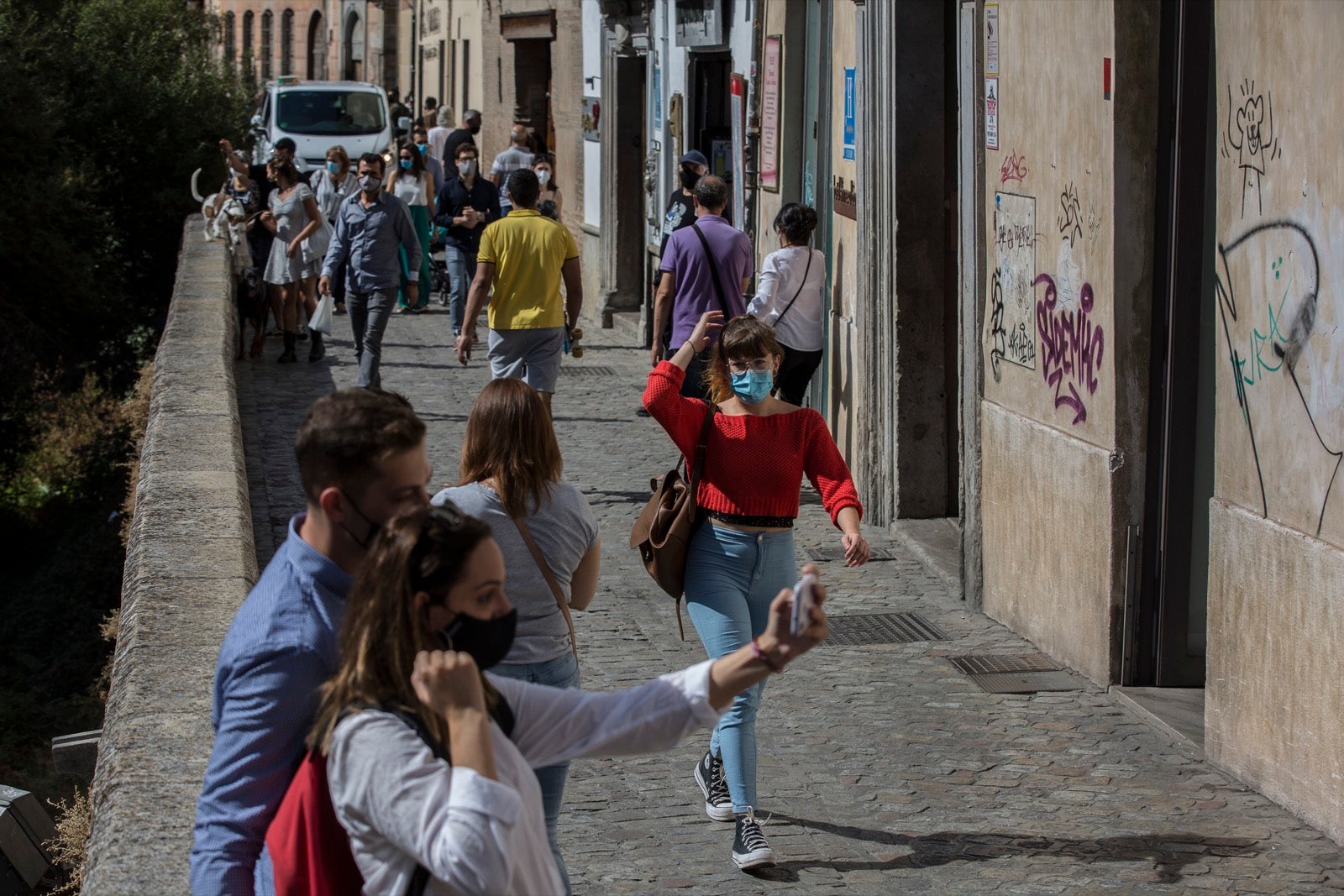 Turistas y vecinos de la capital disfrutan del inicio de los días festivos en el centro de la ciudad
