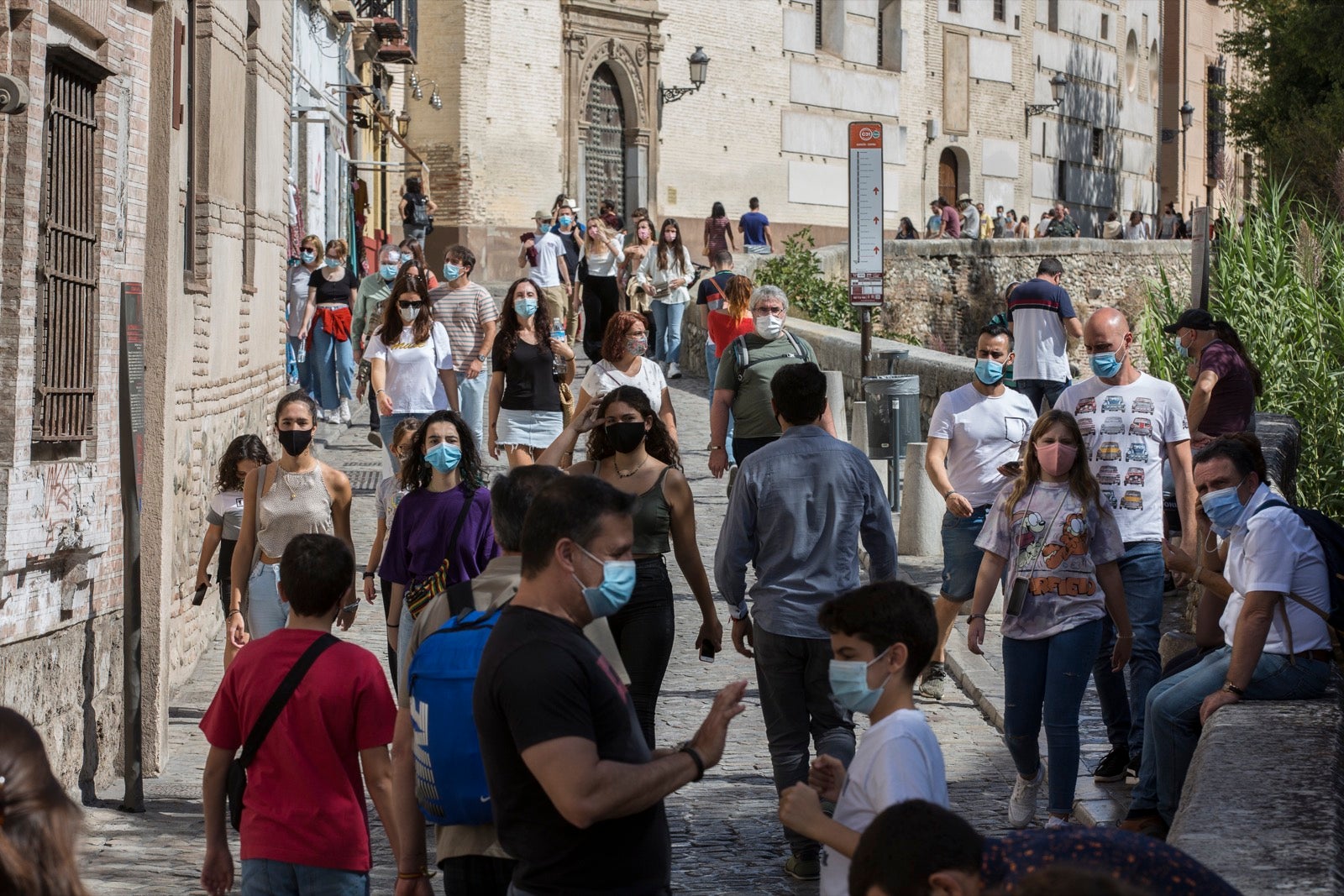 Turistas y vecinos de la capital disfrutan del inicio de los días festivos en el centro de la ciudad