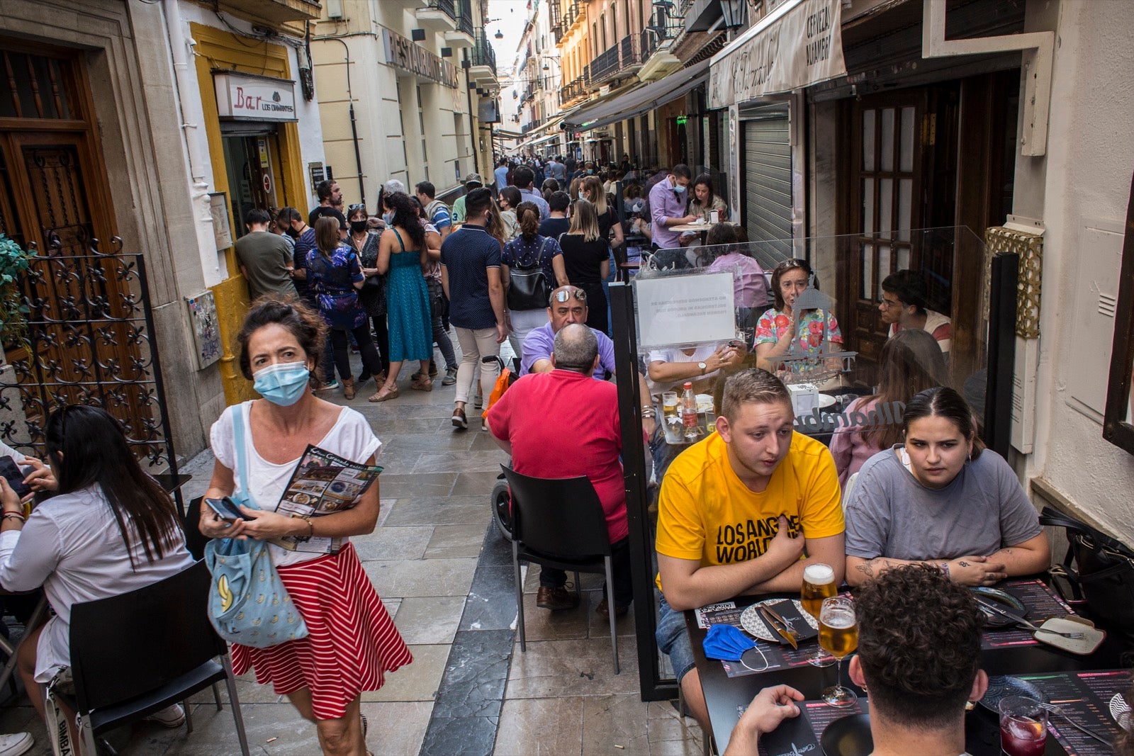 Turistas y vecinos de la capital disfrutan del inicio de los días festivos en el centro de la ciudad