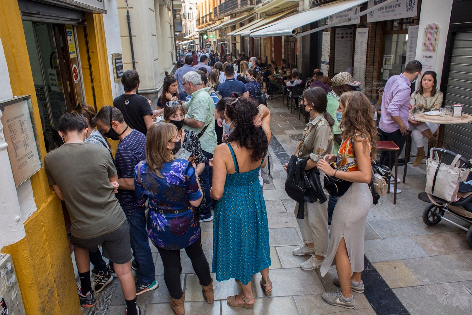 Turistas y vecinos de la capital disfrutan del inicio de los días festivos en el centro de la ciudad