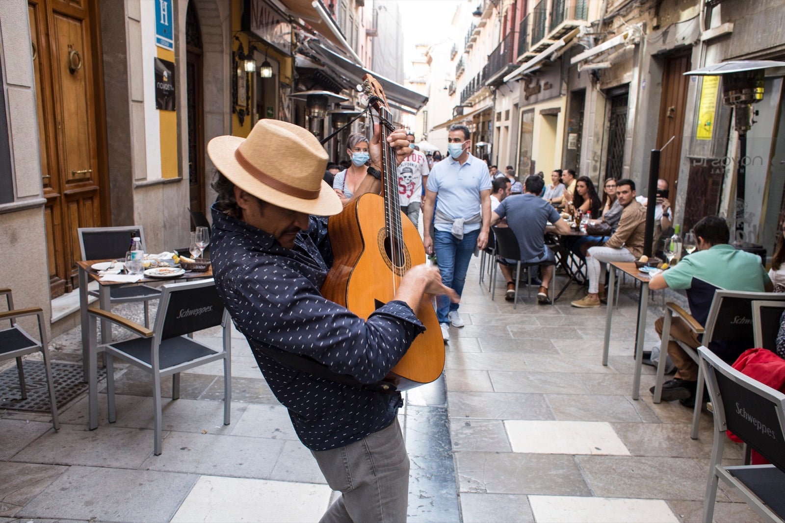 Turistas y vecinos de la capital disfrutan del inicio de los días festivos en el centro de la ciudad
