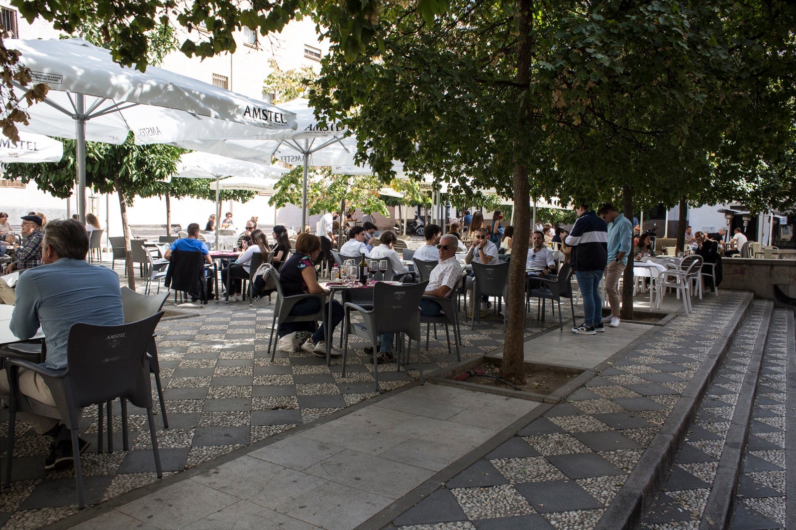Turistas y vecinos de la capital disfrutan del inicio de los días festivos en el centro de la ciudad