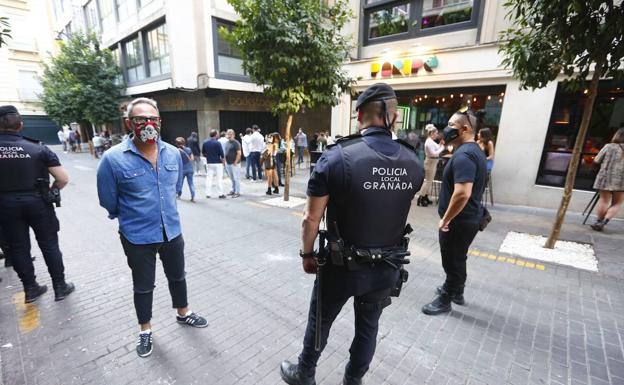 Policías locales, desplegados esta tarde en el Centro de Granada