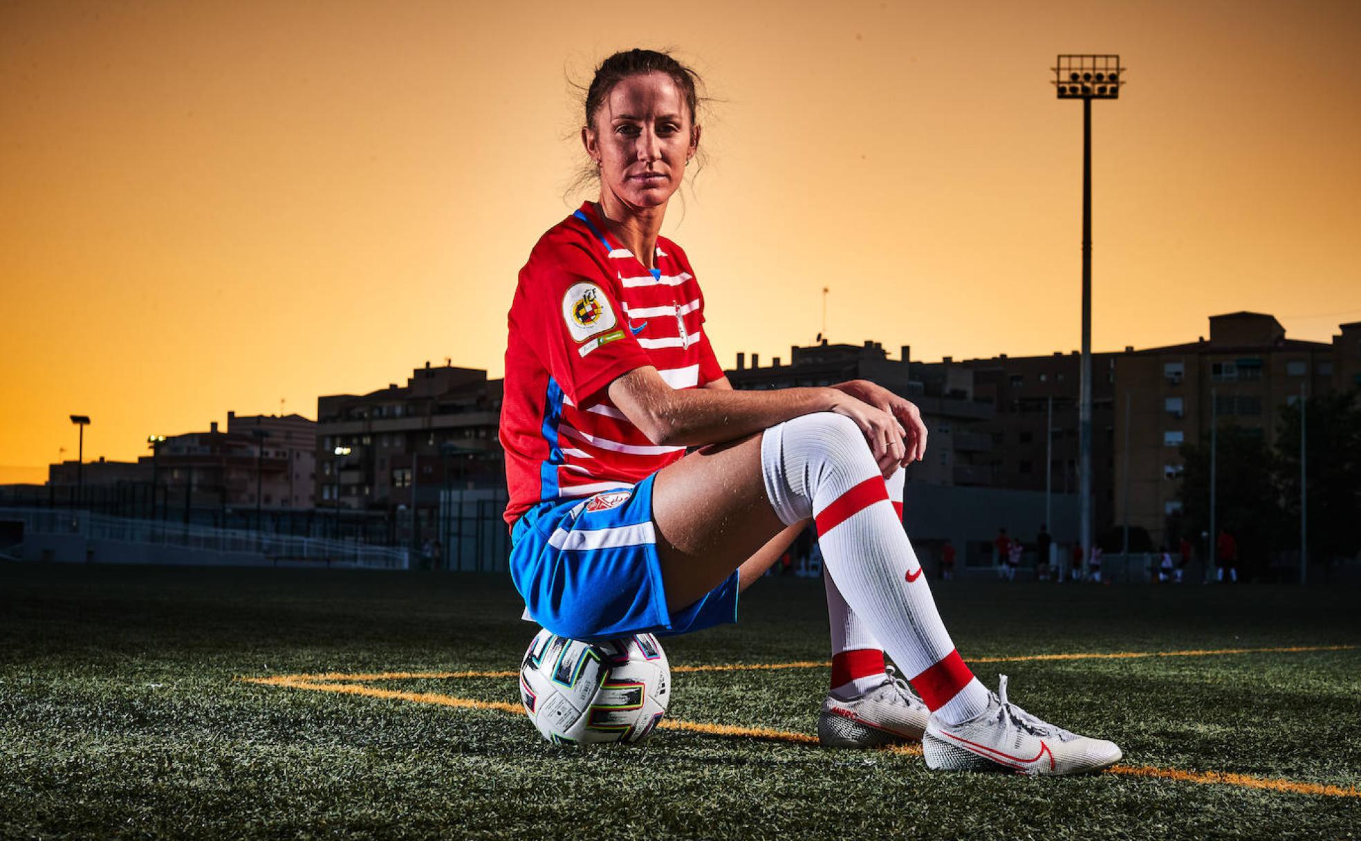 Lauri posa vestida de rojiblanca en el Estadio de la Juventud, donde entrena el Granada Femenino. 