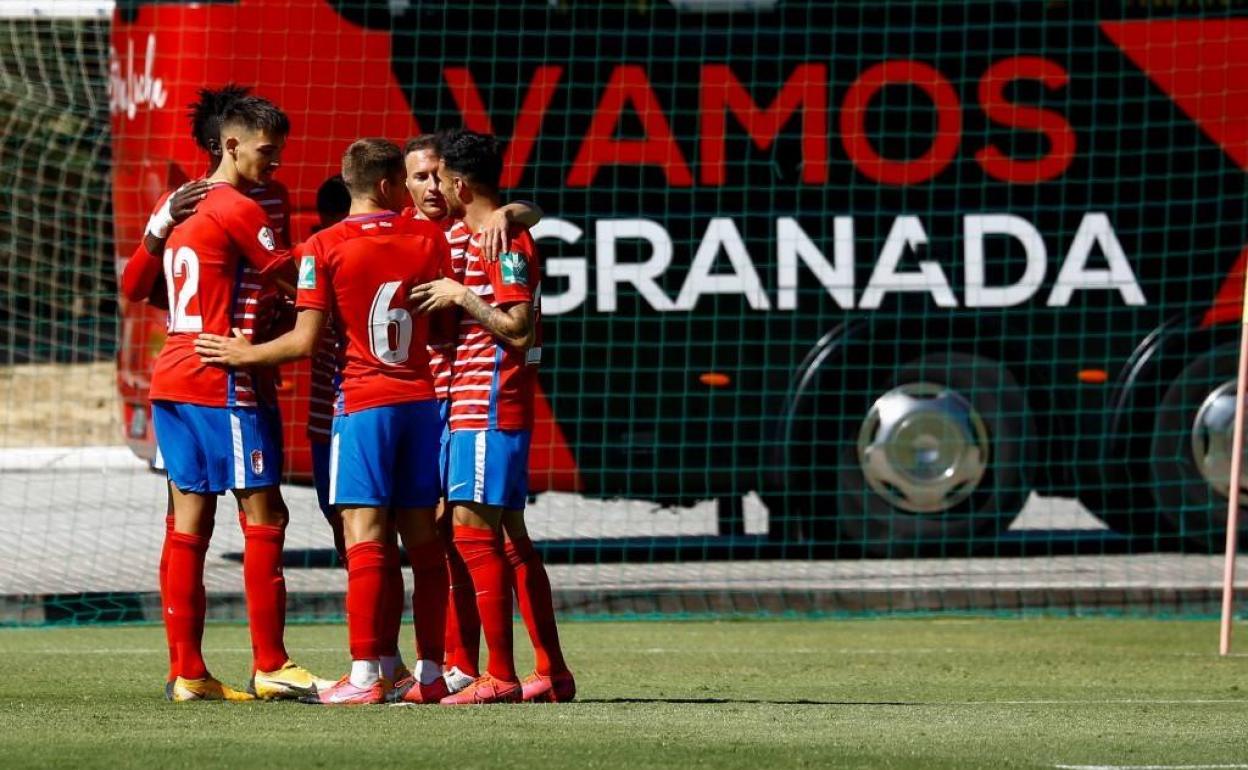 Los futbolistas del Recreativo celebran un gol en la victoria del amistoso frente al Marbella. 