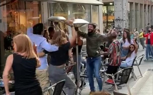 Las imágenes de un día de desmadre en Granada y la fiesta en el centro