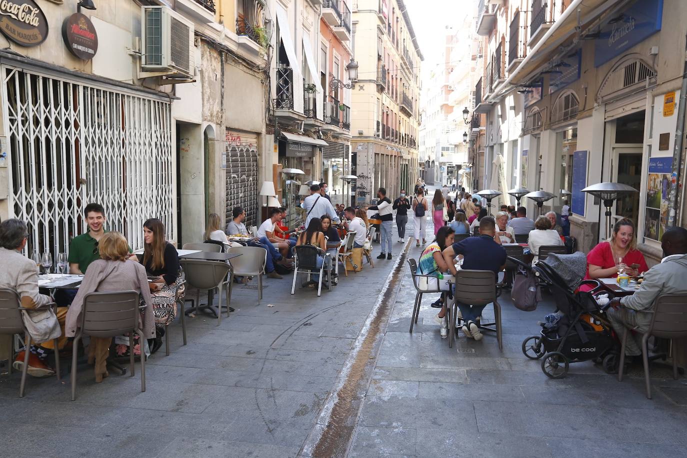 Policías locales controlan esta tarde en el Centro de Granada