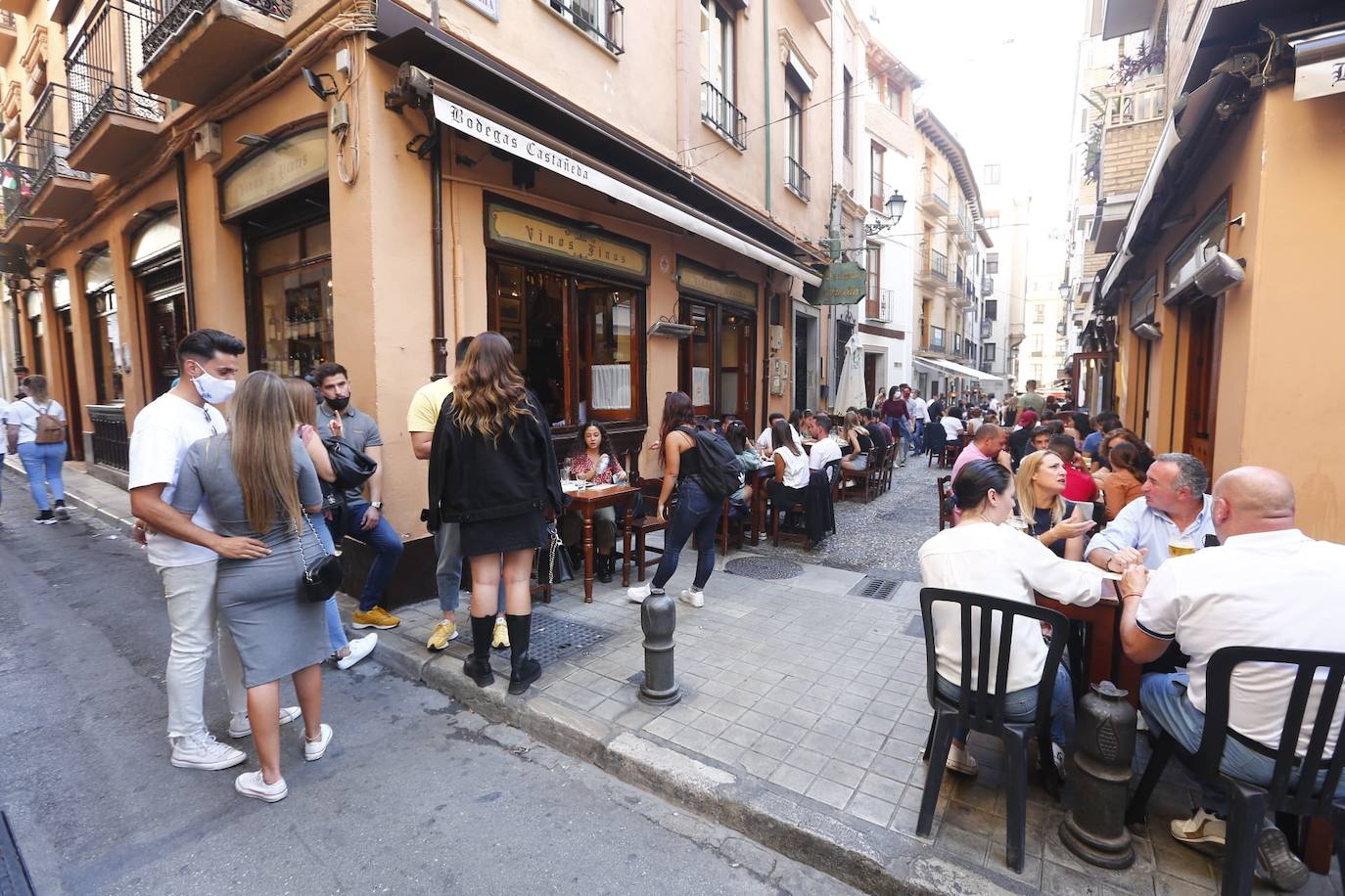 Policías locales controlan esta tarde en el Centro de Granada