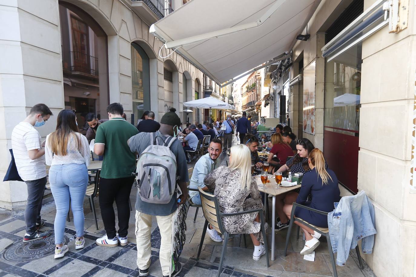 Policías locales controlan esta tarde en el Centro de Granada