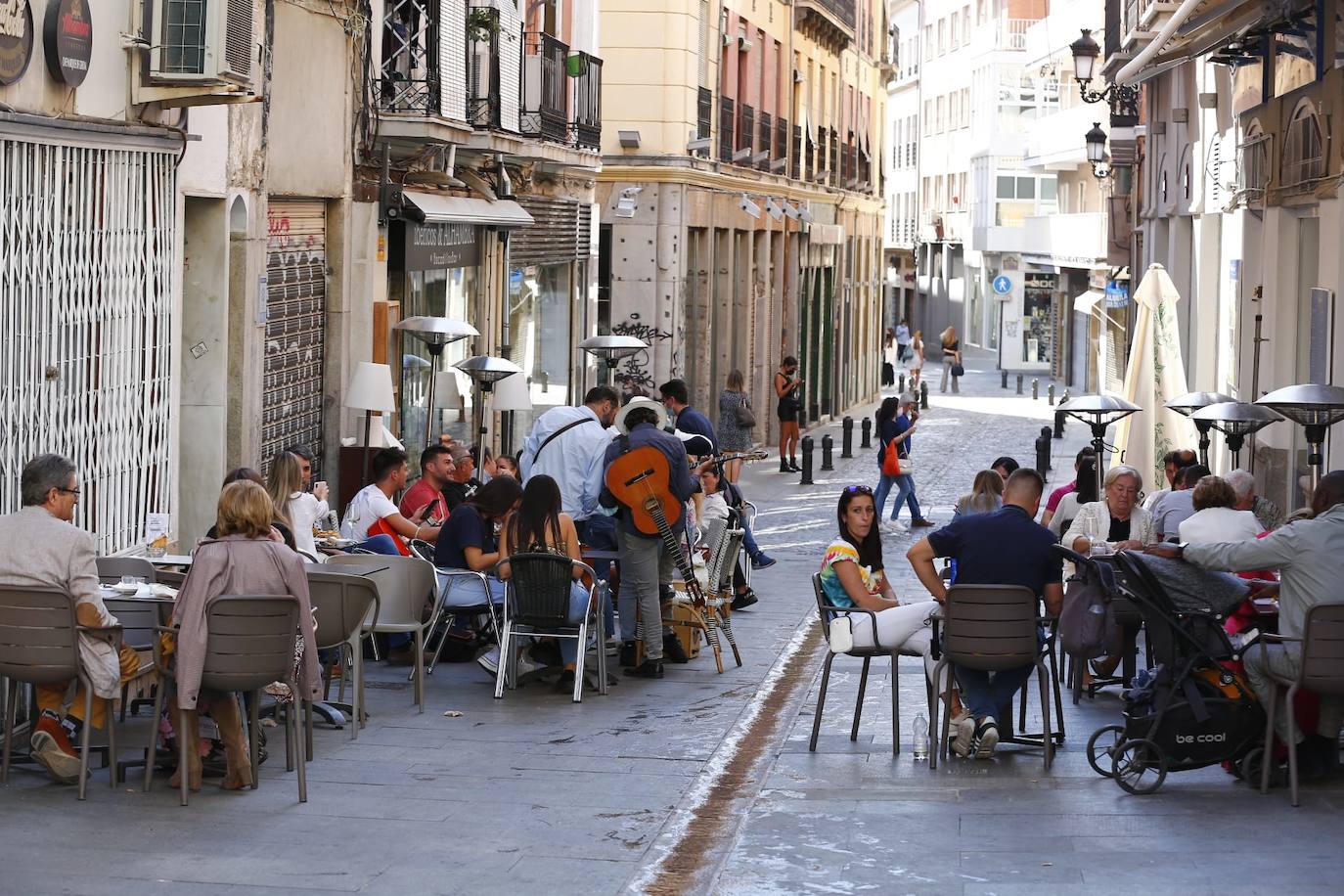 Policías locales controlan esta tarde en el Centro de Granada