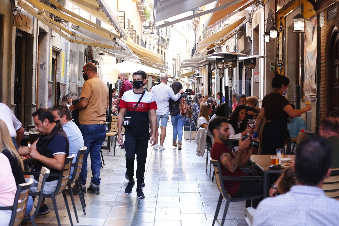 Policías locales controlan esta tarde en el Centro de Granada