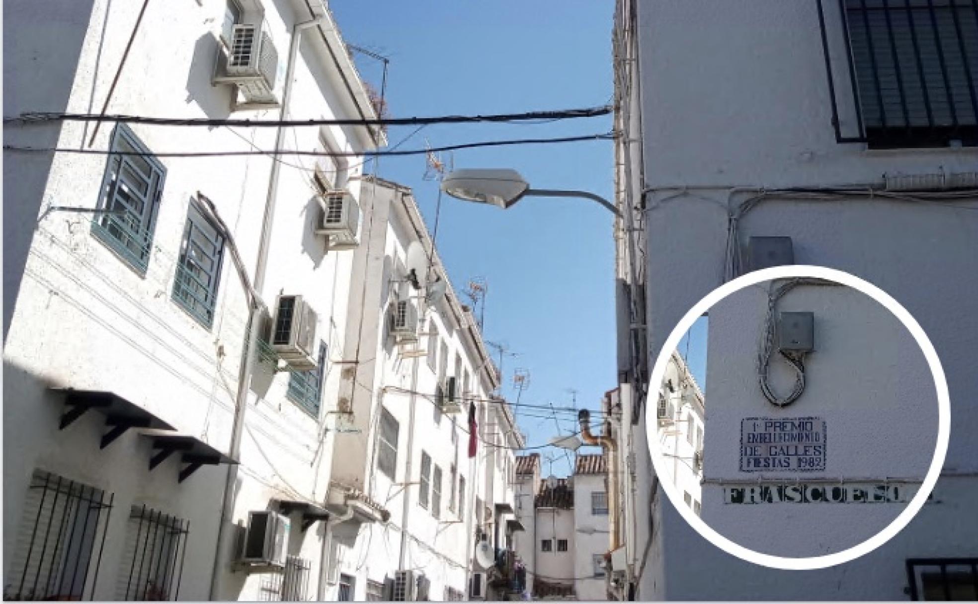 En el corazón de la barriada de La Paz, en el distrito Norte, luce una placa cerámica que recuerda el primer premio de embellecimiento de calles en el año 1982.