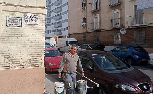 Imagen principal - Las placas de los años 1981, 1982 y 1983 que lucen en la calle Santa Adela.