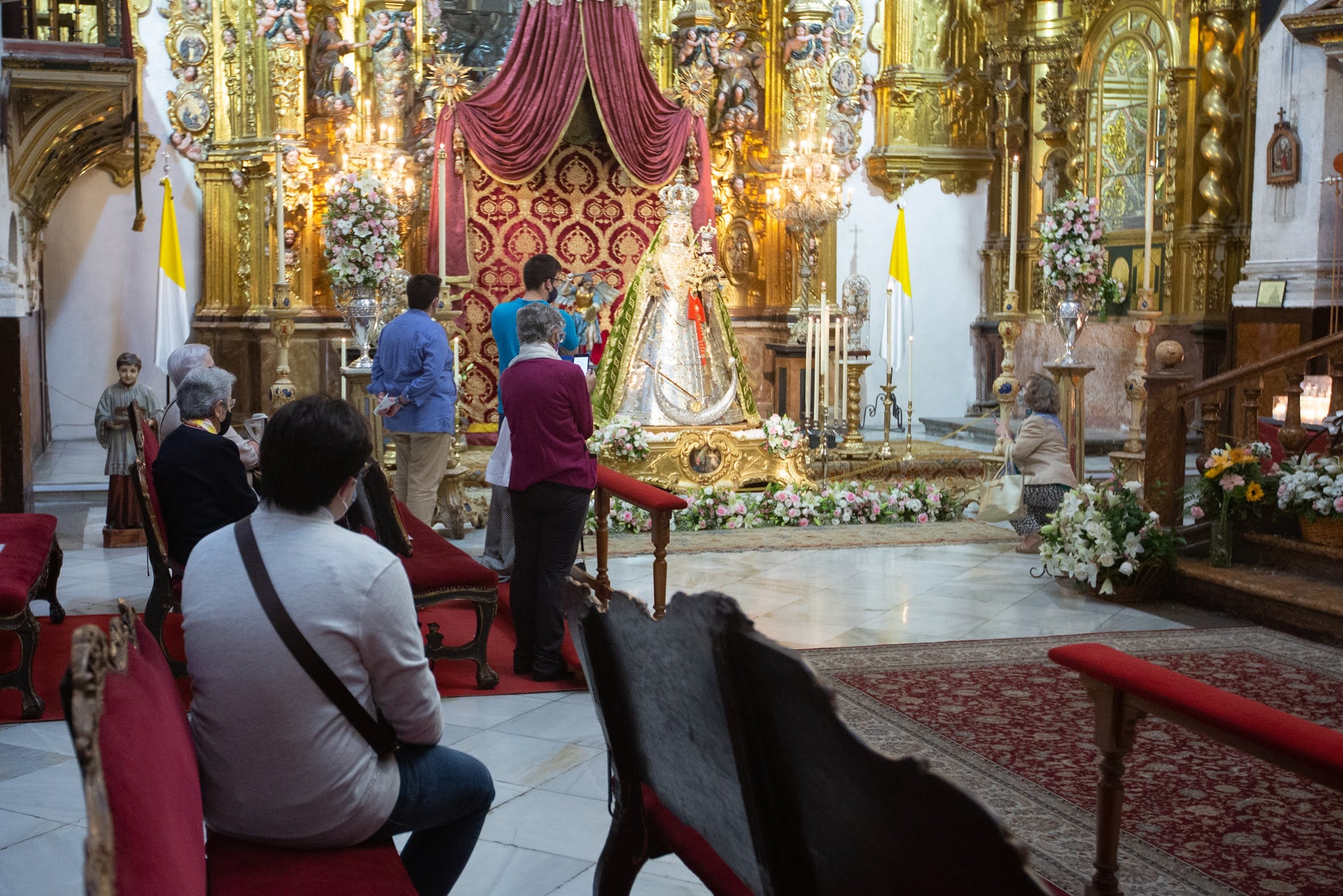 Durante toda la jornada del lunes se ha podido venerar a la Virgen del Rosario en el interior del templo dominico del Realejo