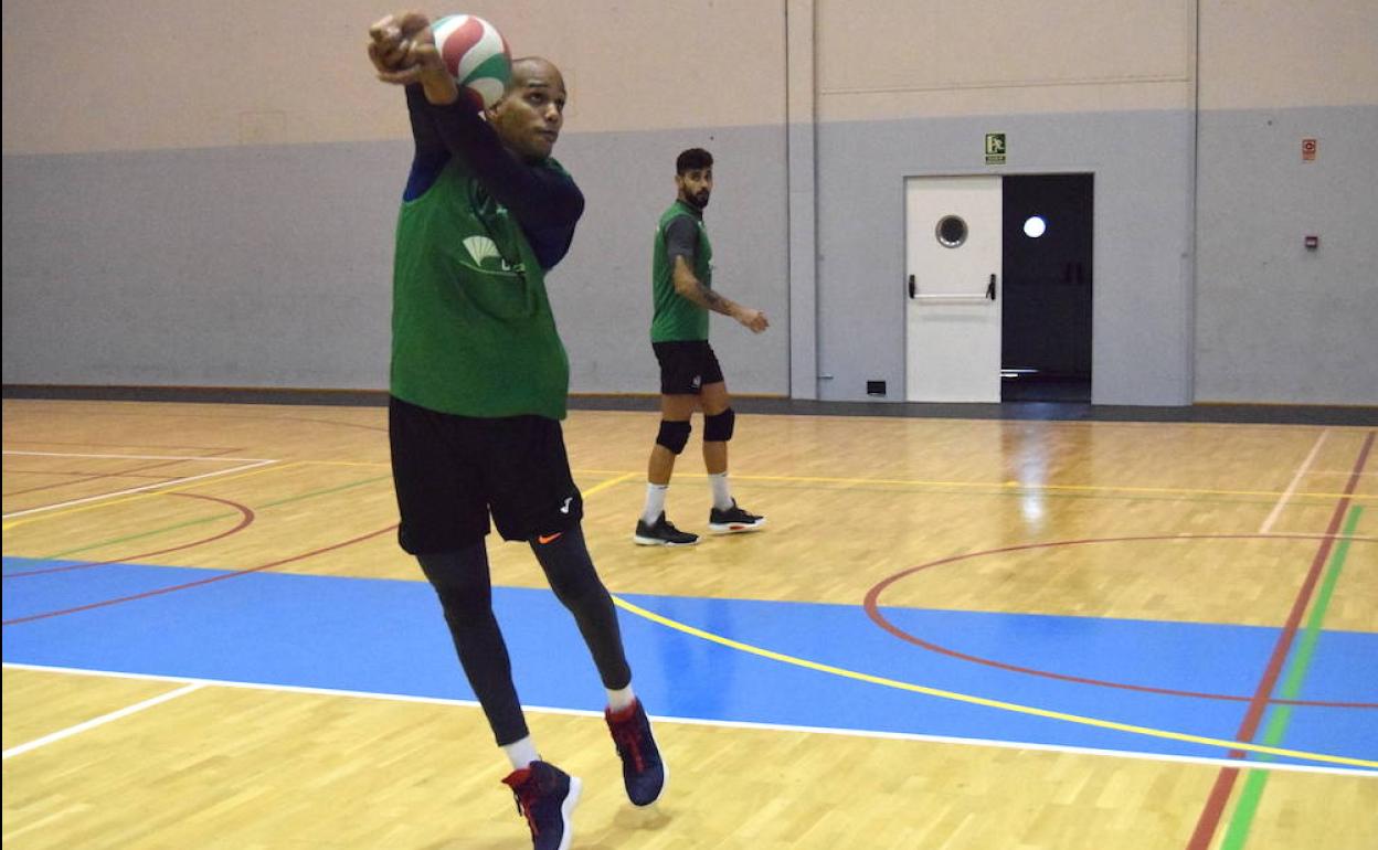 Javi Jiménez empieza sentir el tacto del balón tras seis meses sin todarlo. 