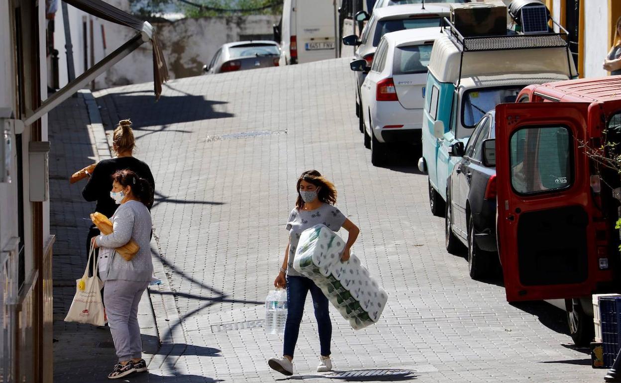 Foto de archivo de vecinos de Almodóvar del Río (Córdoba) comprando alimentos y productos necesarios antes del confinamiento,