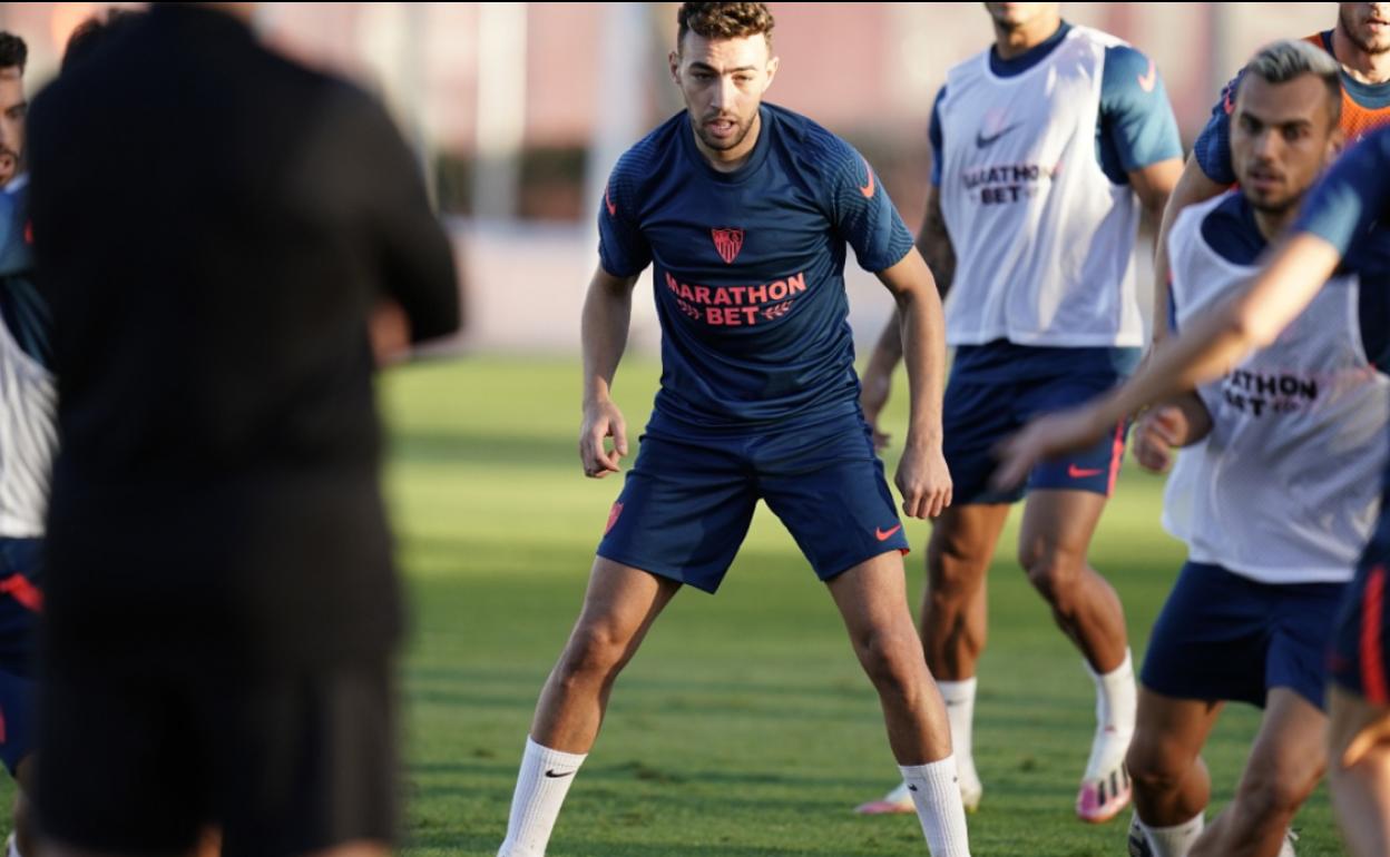 Munir El Haddadi, durante el entrenamiento del Sevilla ayer. 