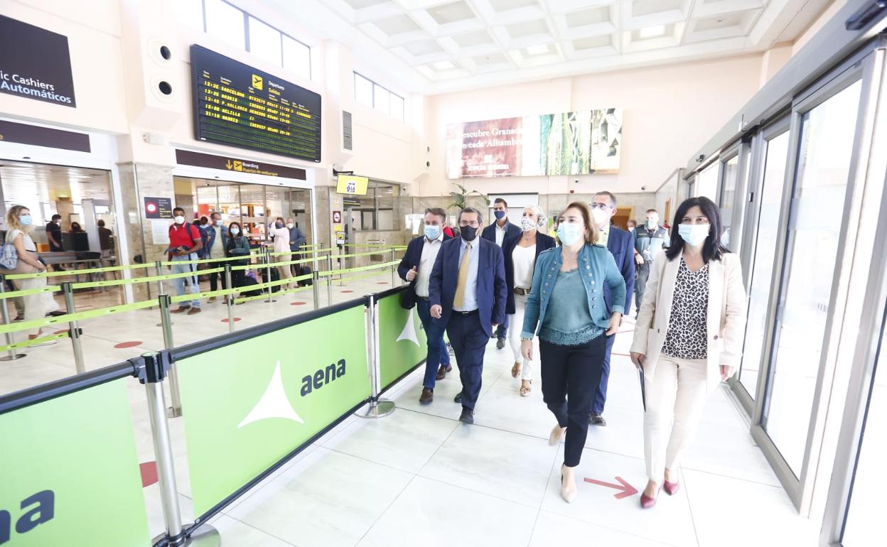 La delegada del gobierno en el aeropuerto. 