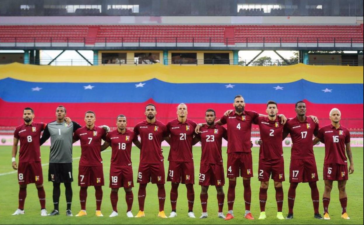 Once de Venezuela durante el himno nacional. 
