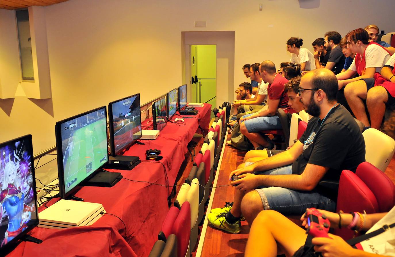 Jóvenes jugando a videojuegos. 
