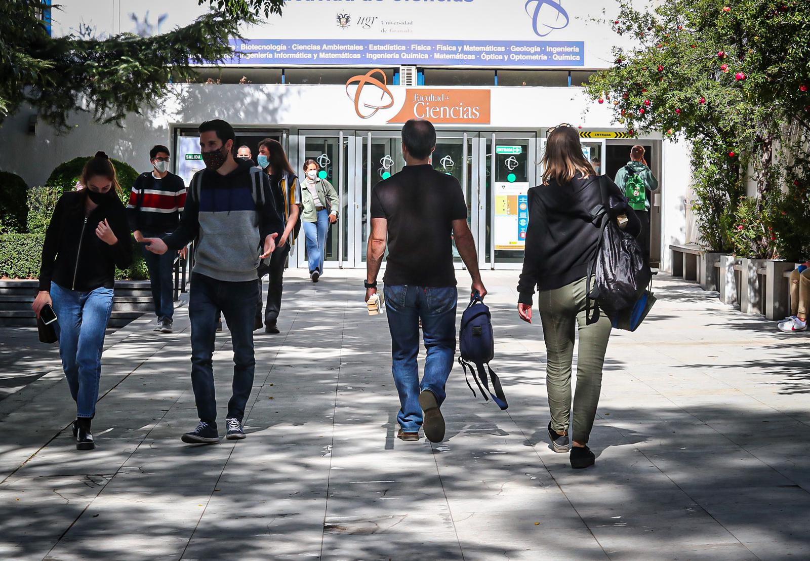 Los jóvenes acumulan ya el 80% de los nuevos contagios en Granada: «Si sigue así habrá decisiones más graves»