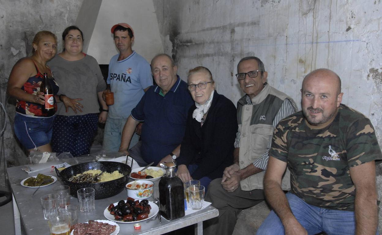 Alfornón se entrega a sus tradiciones tras terminar la recogida y prensado de la uva