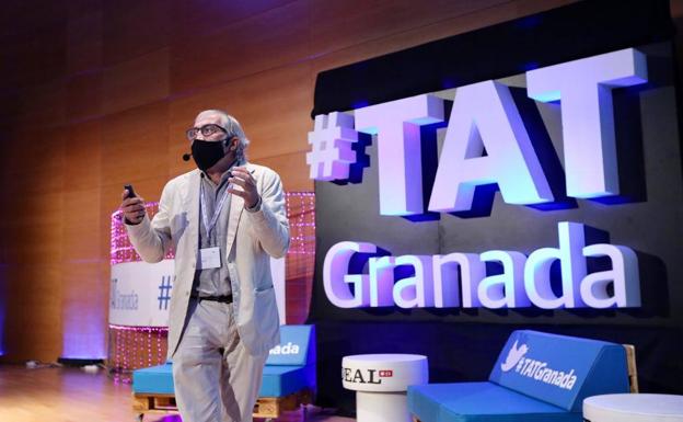 El profesor Joan Carles March, sobre el escenario del Parque de las Ciencias.