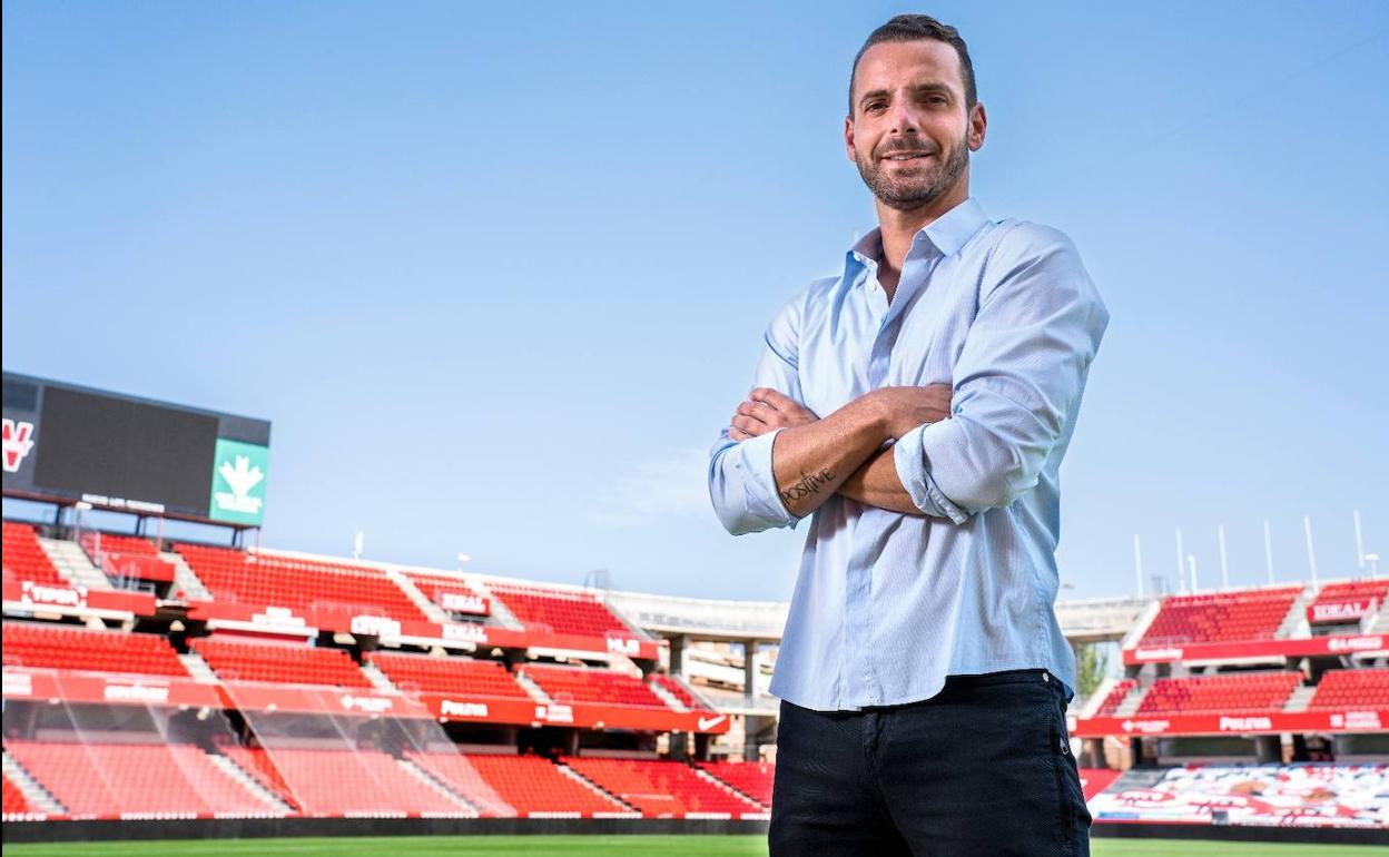 Roberto Soldado, durante la sesión de fotos en Los Cármenes. 