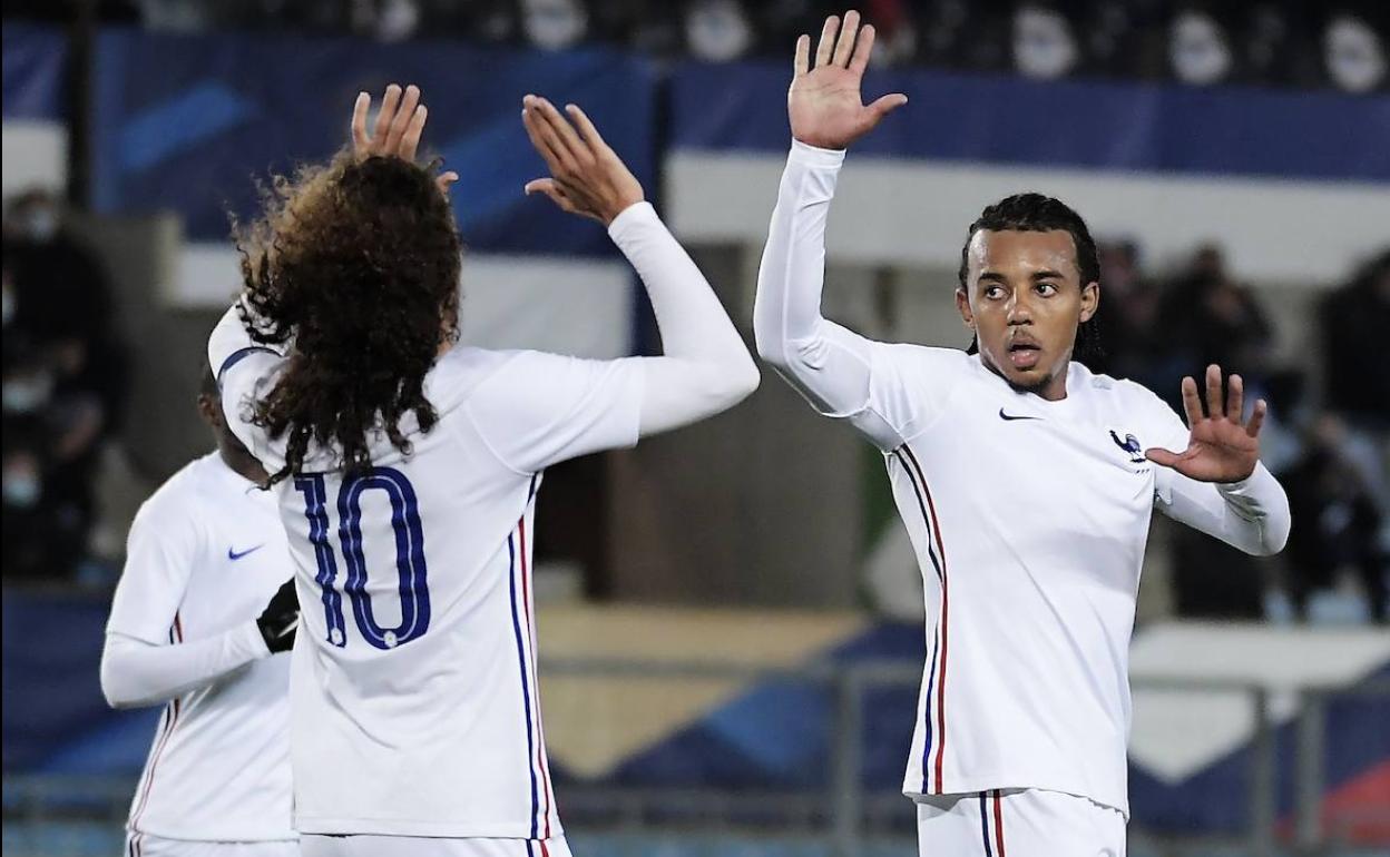 Jules Koundé (derecha), durante uno de los partidos que ha disputado con la Selección Francesa Sub-21 en este parón. 