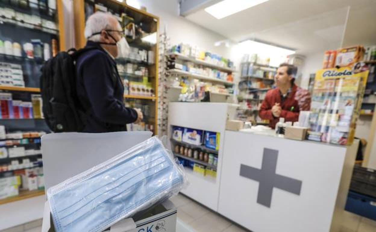 Un hombre entra en una farmacia durante el estado de alarma. 
