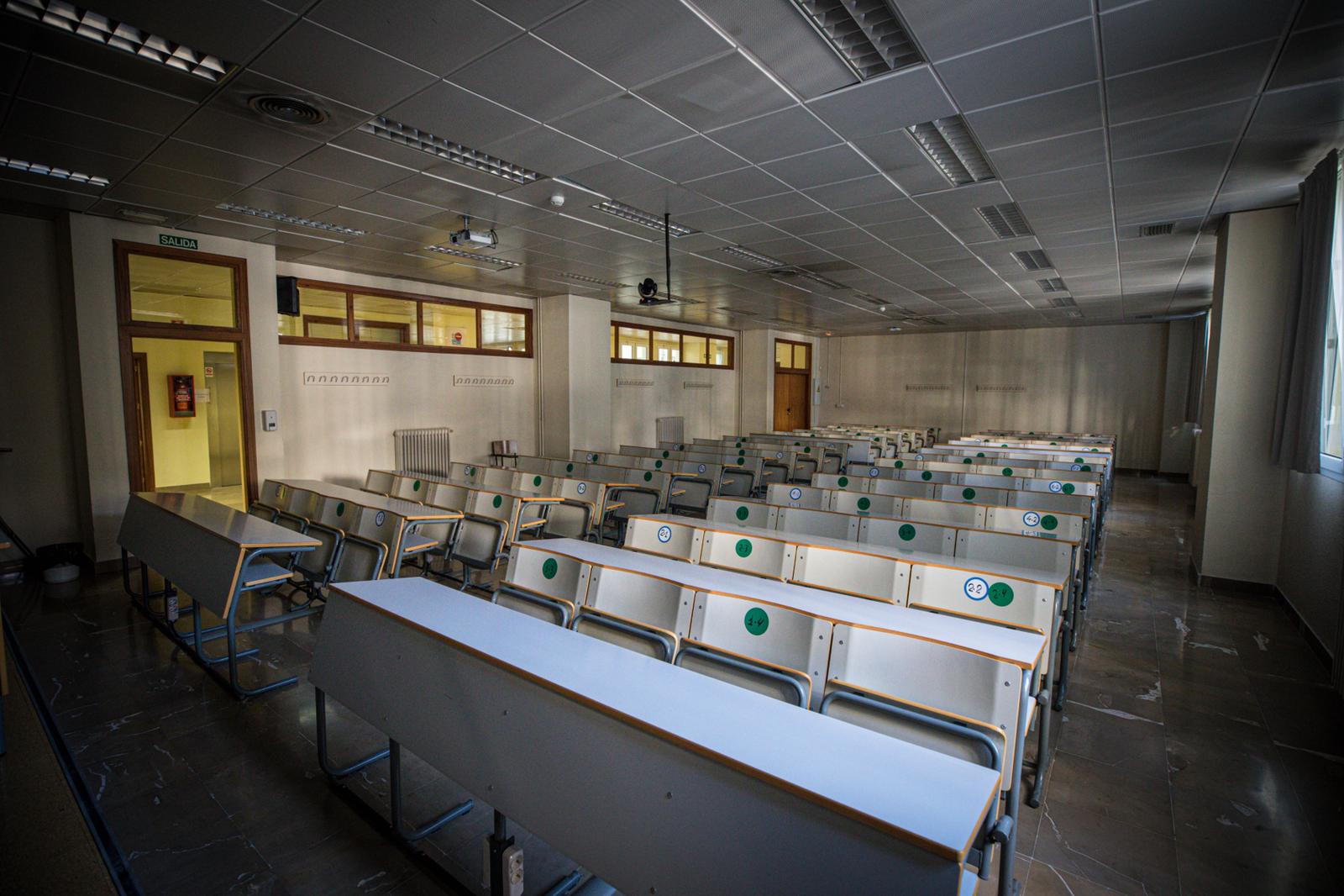 Aulas y pasillos vacíos en las facultades de la Universidad de Granada