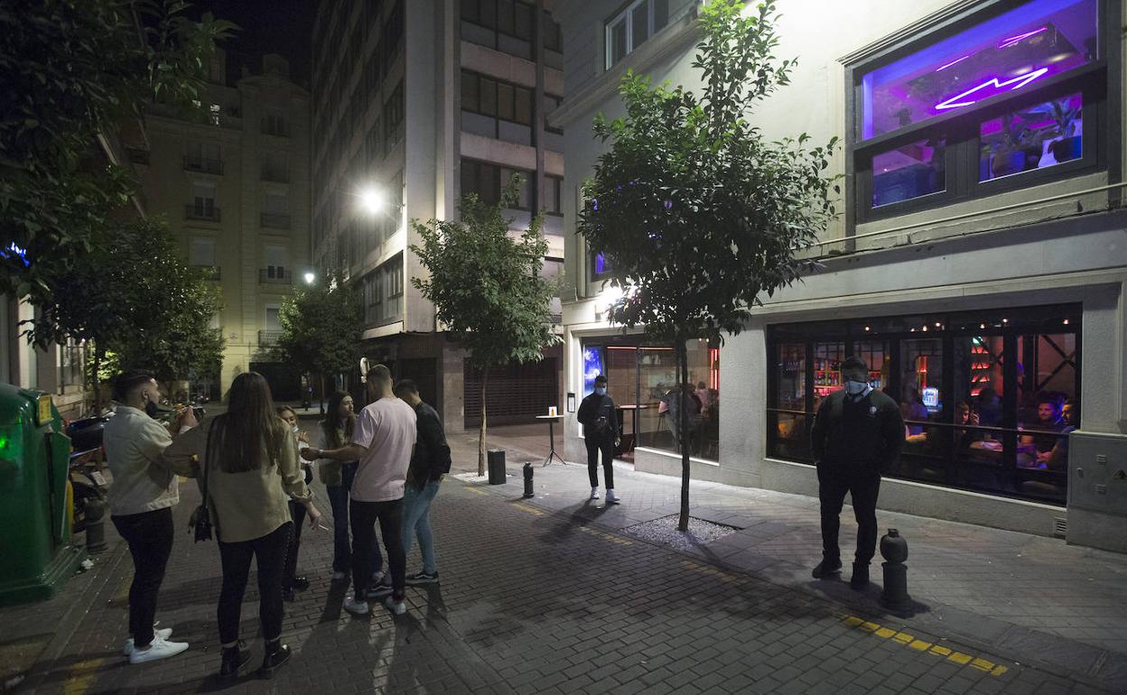 Ambiente nocturno este jueves en Granada
