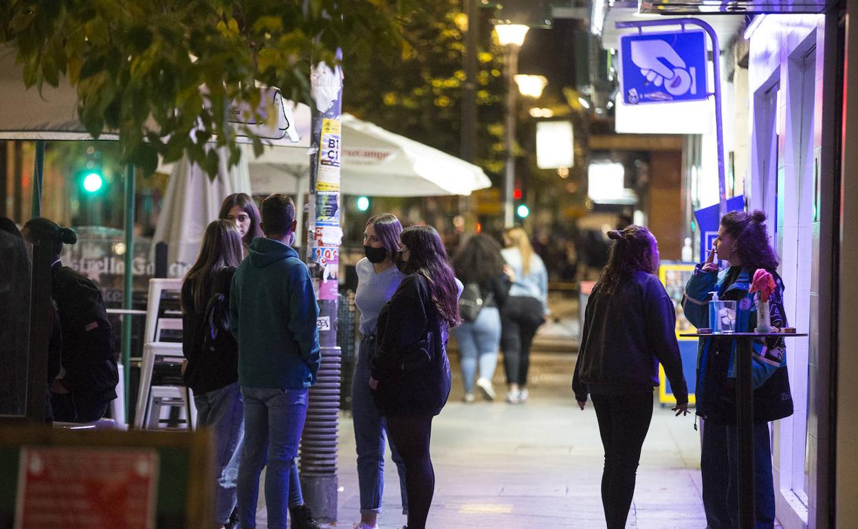 Fiesta a medio gas en el primer 'juernes' del cierre universitario
