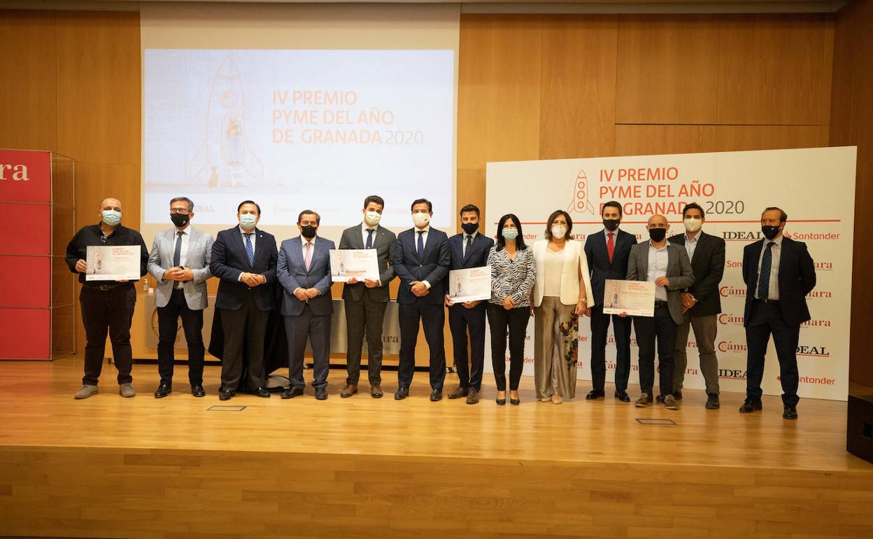 Foto de familia en la entrega de los premios PYME del año.