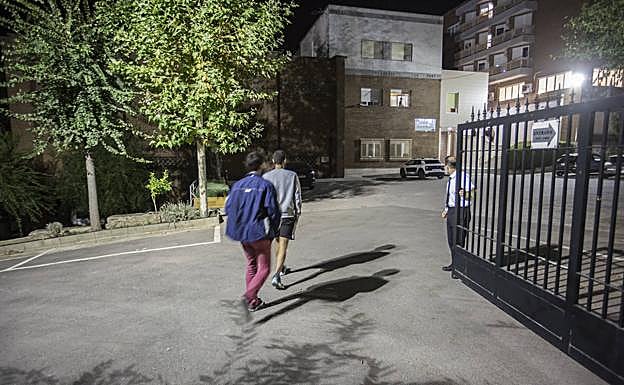 Los estudiantes acatan el toque de queda con críticas 