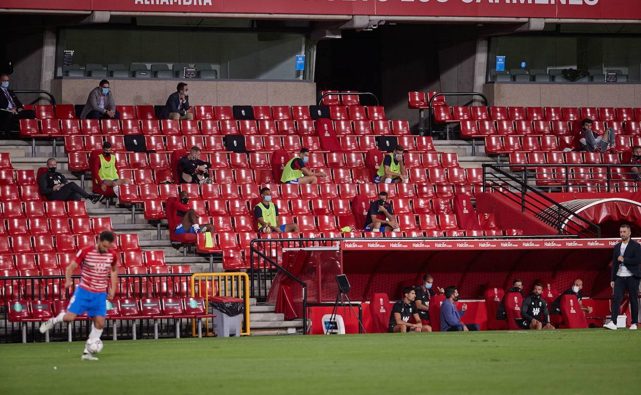 La grada de Los Cármenes, desierta, ocupada solamente por futbolistas suplentes y operarios del club. 