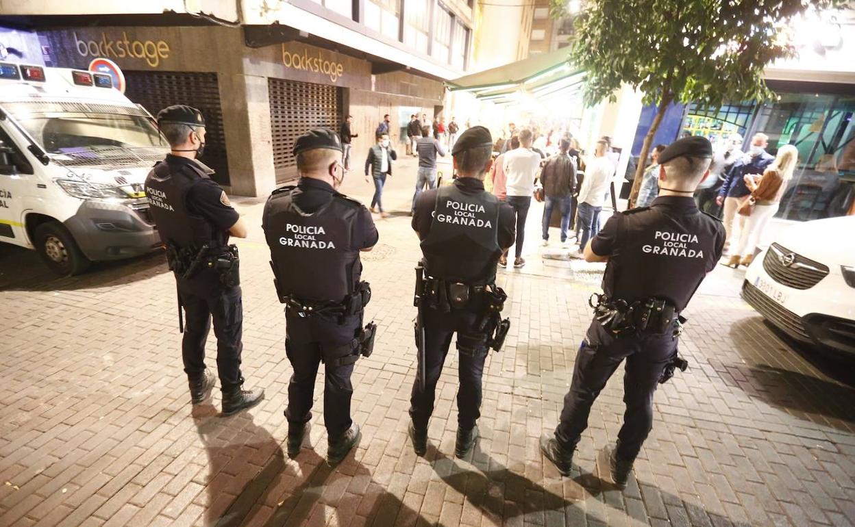Los agentes, preparados en la zona de Ganivet.