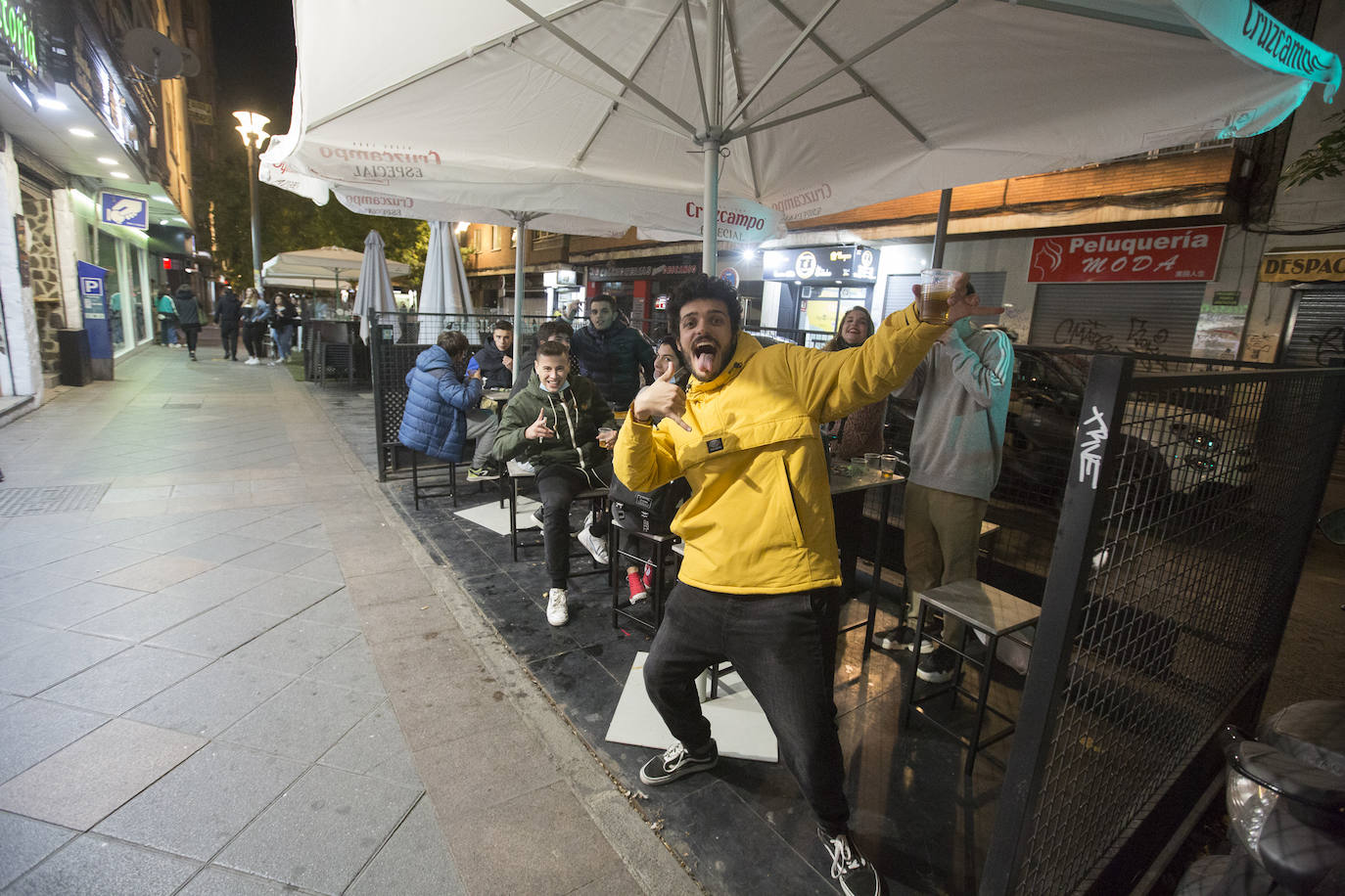 No hubo aglomeraciones en la calle ni establecimientos abiertos más allá de la hora permitida, pero sí reuniones en los pisos tras el cierre de los locales
