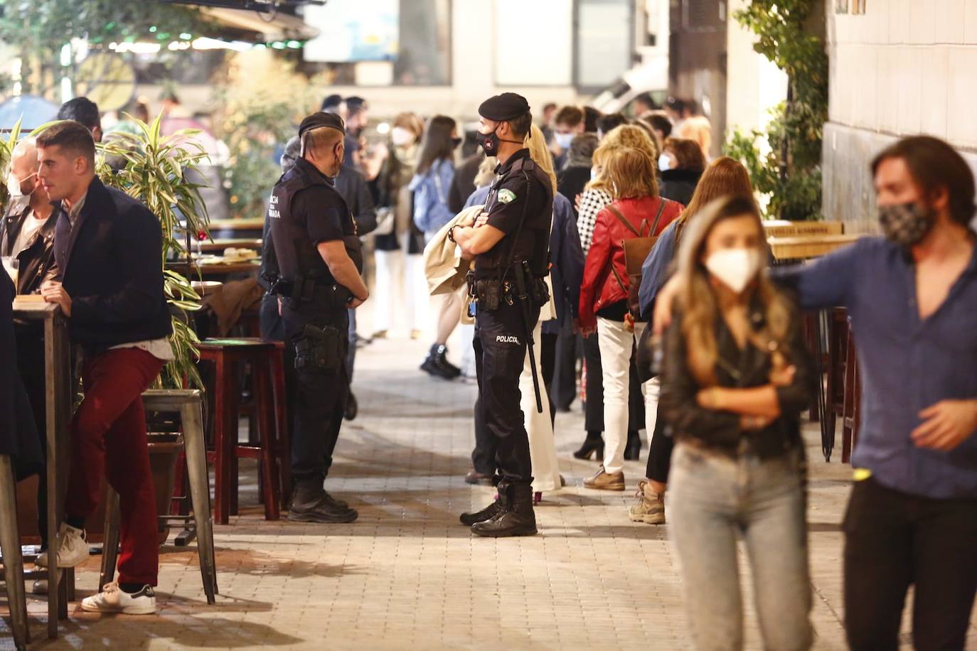 Fotos: Arranca el dispositivo policial que vigilará la última noche de fiesta en Granada