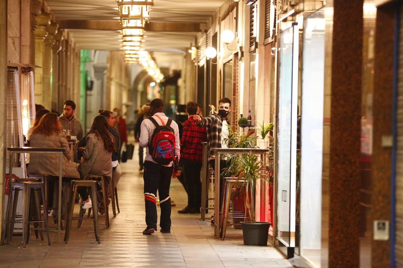 Fotos: Arranca el dispositivo policial que vigilará la última noche de fiesta en Granada