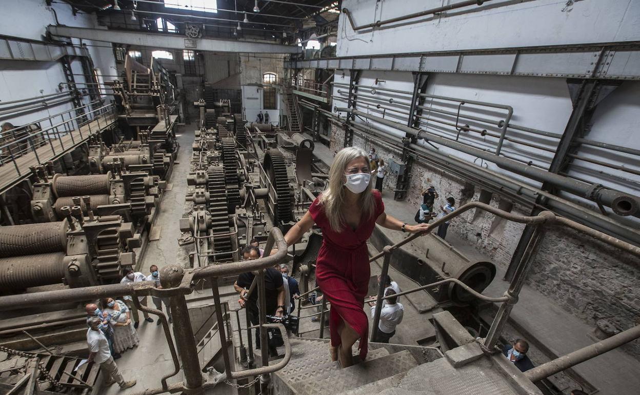 Imagen del interior de la fábrica, en la visita de la consejera de Cultura, Patricia del Pozo.