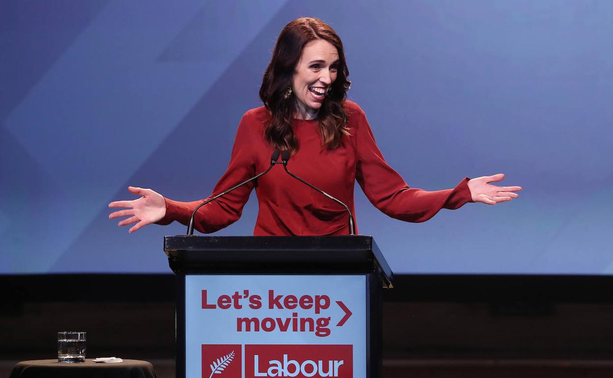 La primera ministra de Nueva Zelanda, Jacinda Ardern, celebra su victoria.