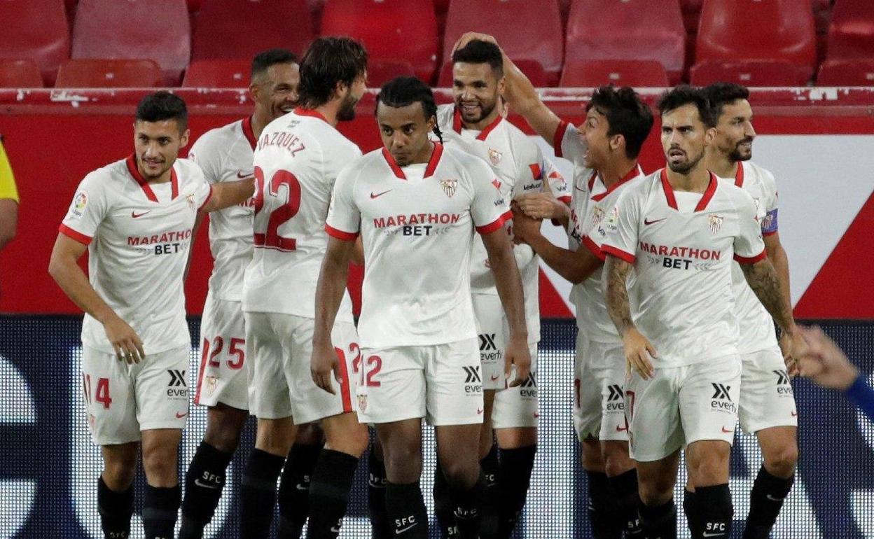 Los compañeros abrazan a En Nesyri tras un gol del punta marroquí. 