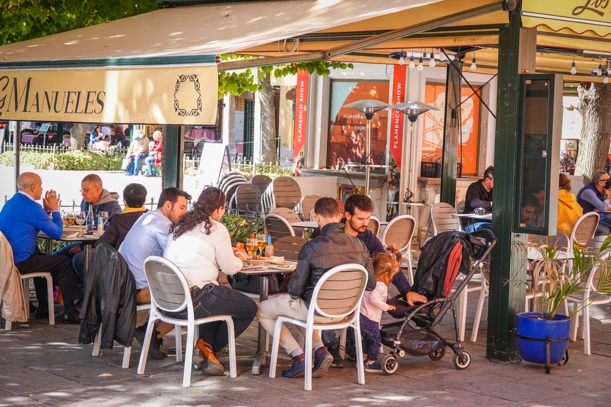 Ambiente en las calles de Granada este sábado